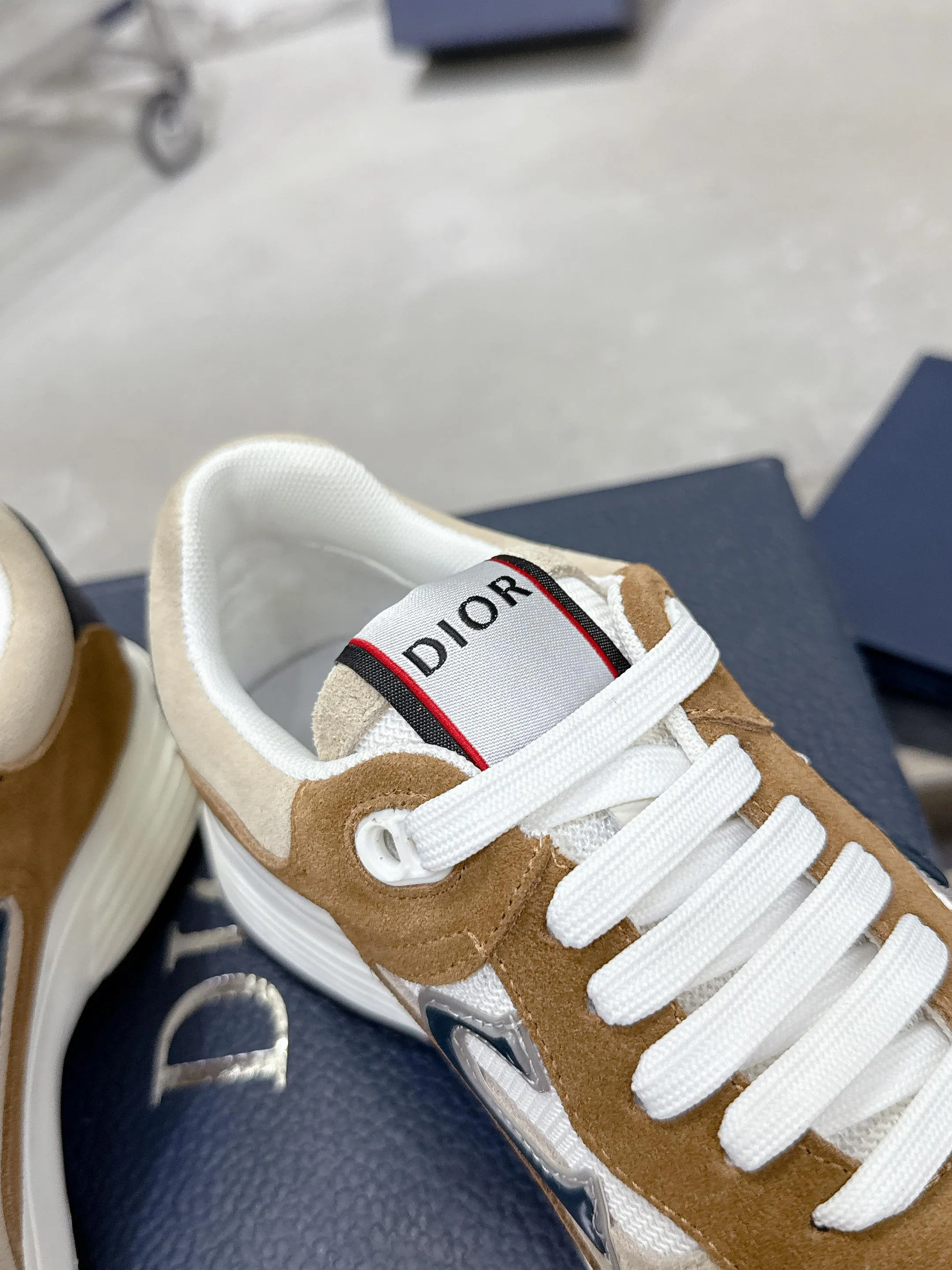 👟👟Ex-factory price 540👟👟 Dior Dior’s latest color matching B30 series dad sneakers. Original version 18,000💰 purchased for development and production. Brand new B30 sneakers. Dad Shoes style shoes that follow the trend of the retro market. The Dior logo on the tongue also indicates that this pair of shoes is the B30 model! B30 uses fine-textured leather and mesh cloth materials to form a shoe body. There are conspicuous letters CD on both sides of the shoe body to indicate identity. Many lines on the shoe body outline details to make the shoes look less monotonous and full of retro flavor. The delivery counter is exquisitely packaged🛍📦 ▪️Fabric: Original customized technical fabric + mesh ▪️Inner lining: Customized breathable lining ▪️Outsole: Original molded IP foam + TPU outsole ▪️Sole thickness: 3.5CM ▪️Size: Men’s size 39-45